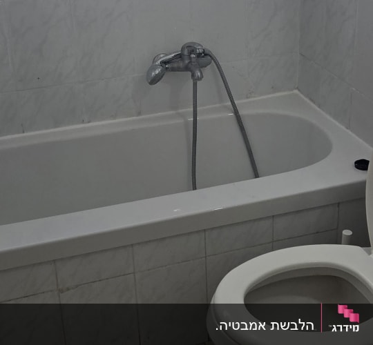 חדר אמבטיה עם אמבטיה, כיור ואסלה